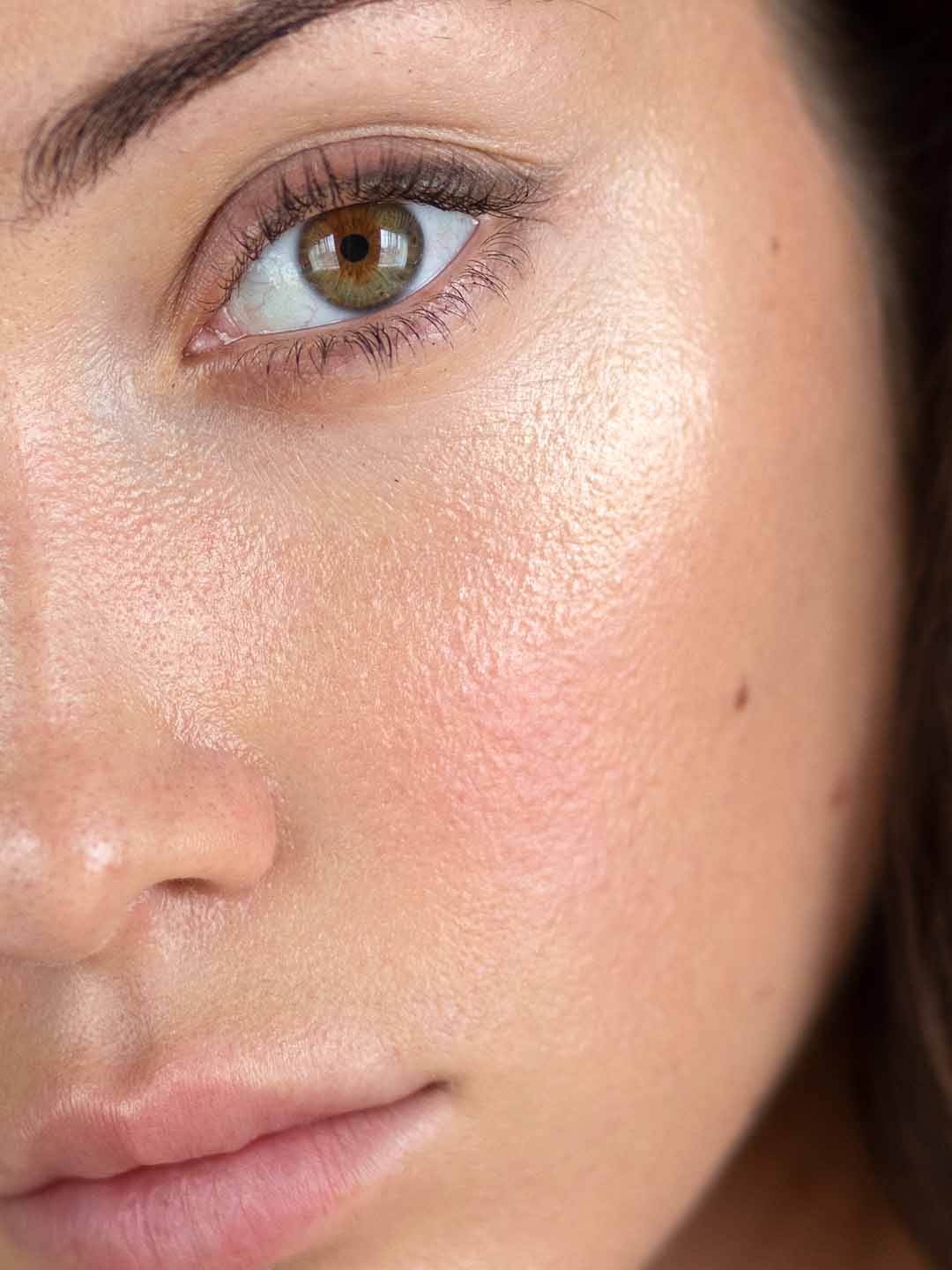 Rostro radiante con efecto glow gracias a los serums Aetheria