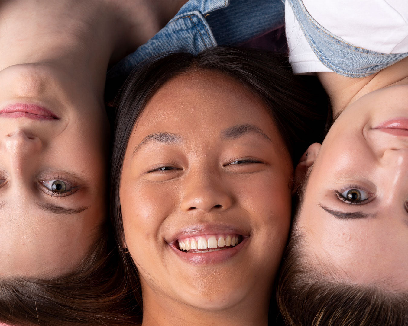 piel luminosa sonriendo, simbolizando el bienestar y la belleza natural promovida por Aetheria