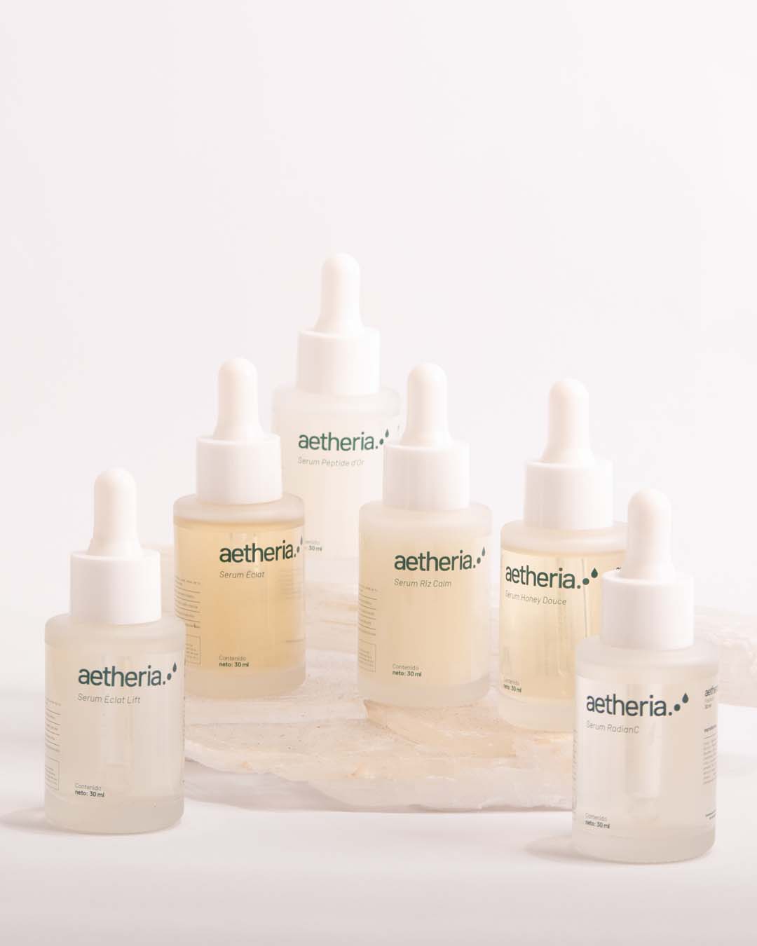 Línea completa de serums faciales Aetheria: hidratante, antioxidante, calmante y antiedad con ingredientes como ácido hialurónico, bakuchiol y péptidos