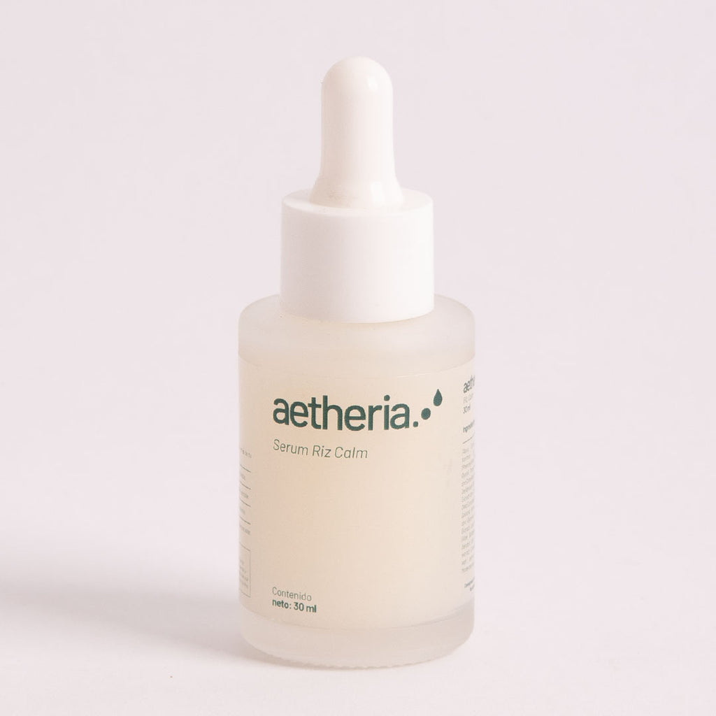 Sérum facial Aetheria Riz Calm en frasco transparente con gotero, tratamiento calmante y restaurador para piel sensible