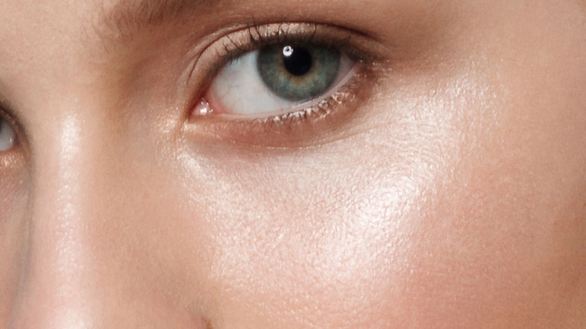 Rostro luminoso y radiante tras aplicar los serums iluminadores de Aetheria, símbolo de piel saludable y cuidado consciente