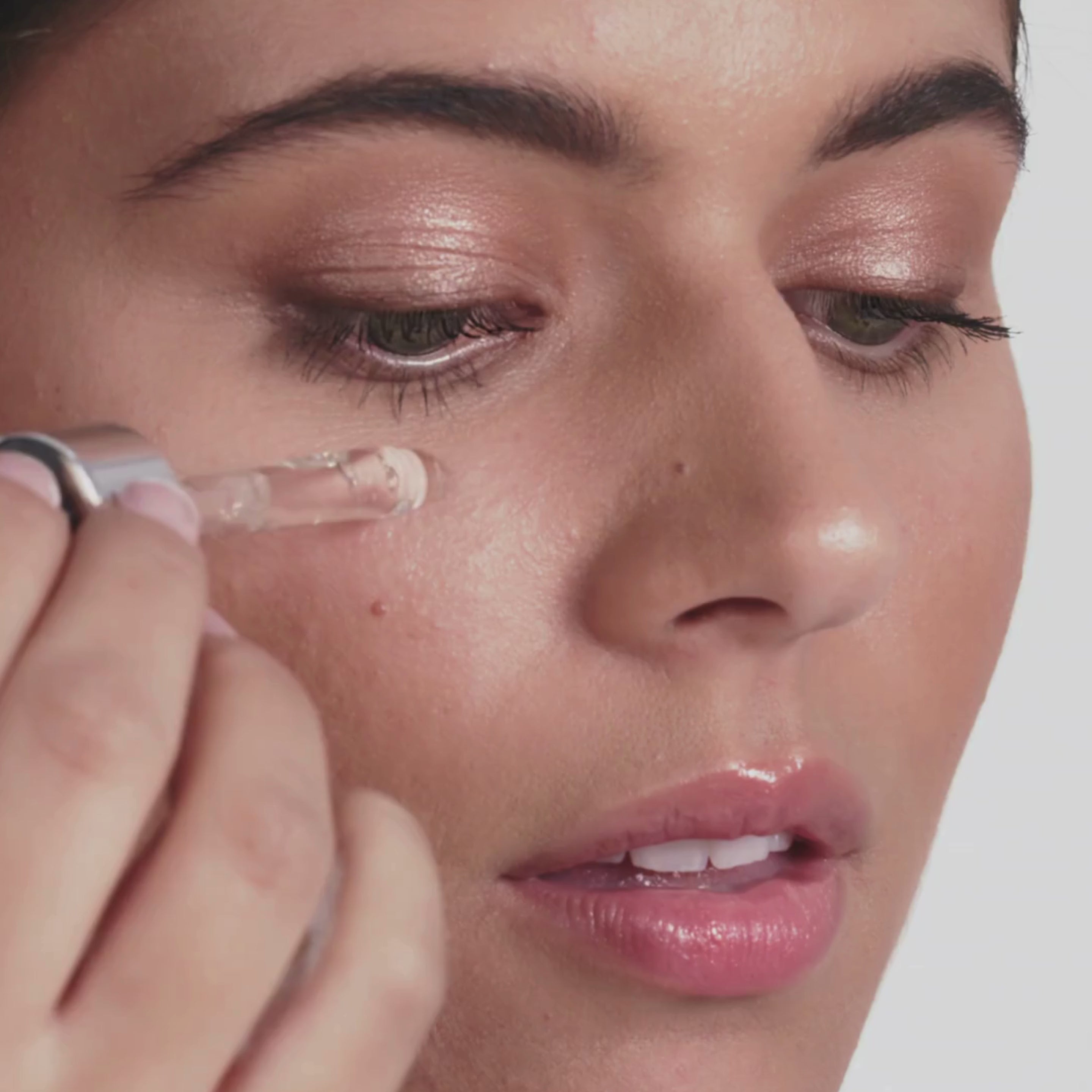 Banner principal de Aetheria, marca de skincare consciente con serums naturales para hidratar, reafirmar y revitalizar la piel